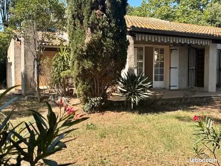 belle villa très lumineuse sur 738 m² de terrain  coeur de village