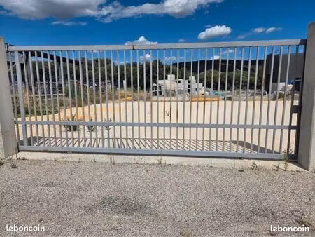 fréjus – terrain de stockage sécurisé à louer de 100 à 900 m²  entièrement clos  avec gard
