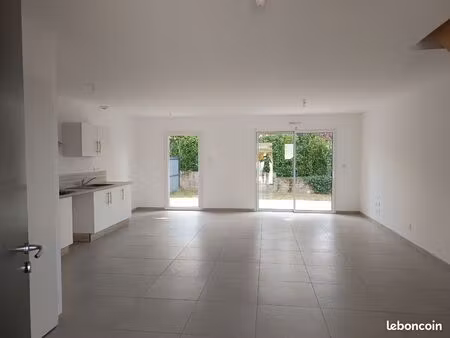 maison avec jardin 3 chambres a louer quartier le porteau