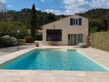 maison provençale avec piscine au pied du luberon