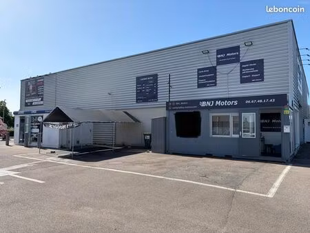 vente automobiles et lavage automobile dans zone commerciale