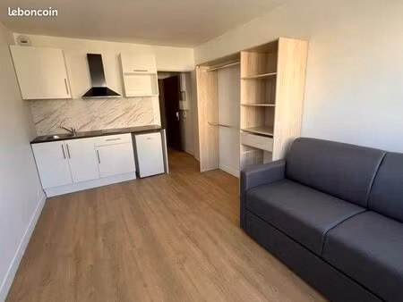 studio meublé refait à neuf – parking – proche rer a