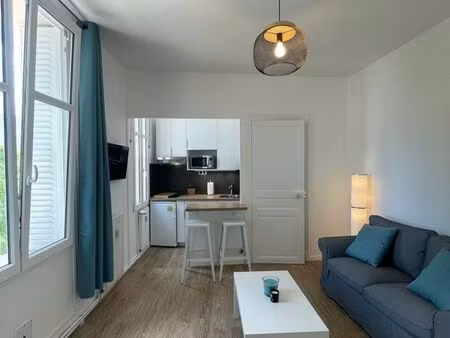 hyper centre poitiers. t2 lumineux entièrement rénové. chambre séparée. idéal étudiant(e)