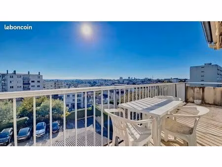 quartier carmes: appartement 103m² au dernier étage / balcon de 9m² / garage