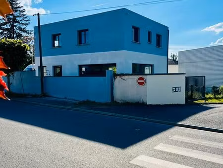 immeuble neuf 160 m² – activité + habitation – 6 stationnements privatifs – pamfou (77)