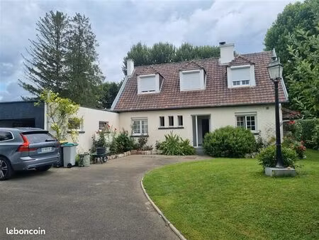propriete bordee par riviere avec grand terrain