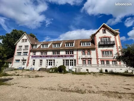 propriété 46 pièces 4000 m²
