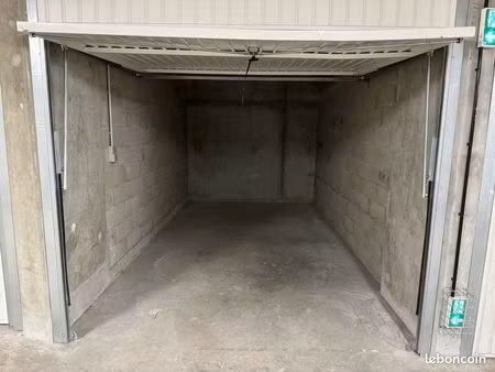 box type garage fermé avec électricité