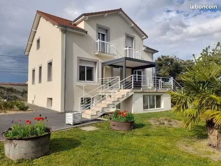 belle maison 220m2 avec grand terrain et piscine