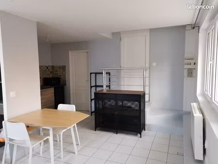 location studio meublé 28m²