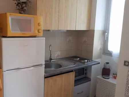 particulier loue a l'annee studio meublé de 22 m2  tout confort  tout équipé. particulier 