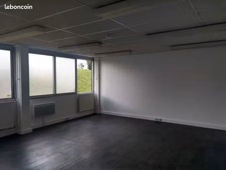 bureaux fonctionnels et lumineux à trappes-elancourt (rue denis papin) - direct propriétai