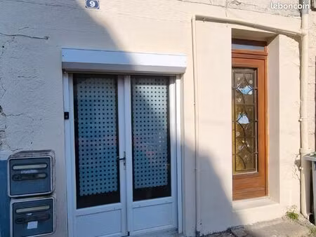 immediatement disponible - appartement pleins pieds avec cour et jardinet