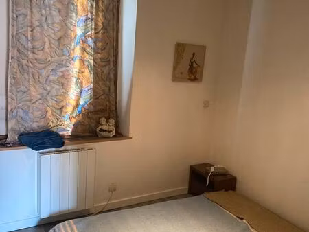 loue t1 dans immeuble privé