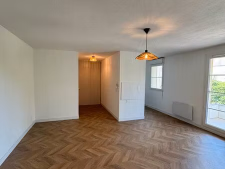 à louer - t2 45 m² rénové à provins avec parking
