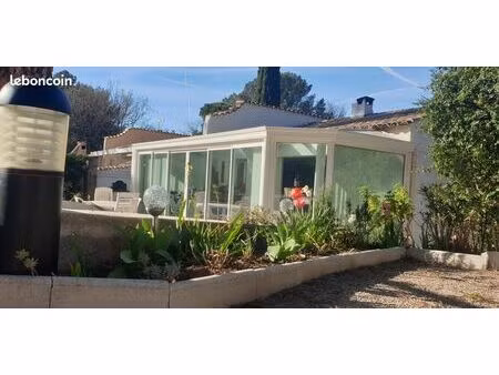 maison de plain-pied avec un studio indépendant