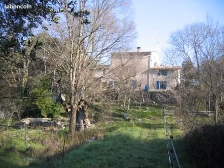 mas provençal sur parcelle arborée