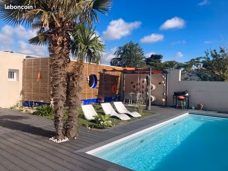 jolie maison moderne  piscine