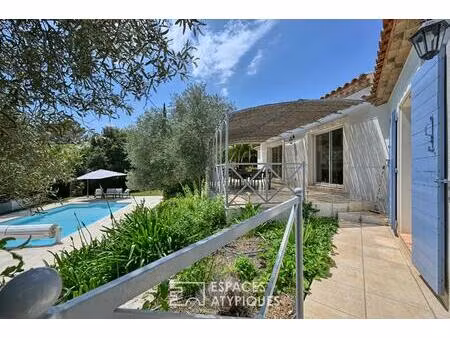 élégante villa de plain-pied au coeur d'un jardin luxuriant