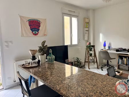 appartement dans immeuble en pierre