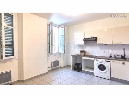 t2. saint-raphaël. centre. a l'année. vide