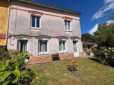maison mitoyenne d'un côté - 138m² - 4 chambres - terrain 402m² - dépendances et garage - 