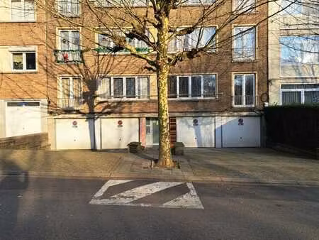 a vendre 1 garage box 2 voitures + 1 parking devant à jette