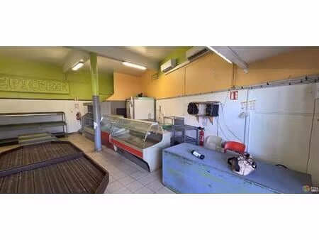 a louer local commercial de 80m² centre ville de petite ile