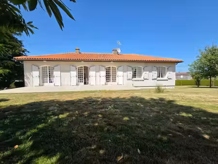 maison traditionnelle de 216 m² à l'absie