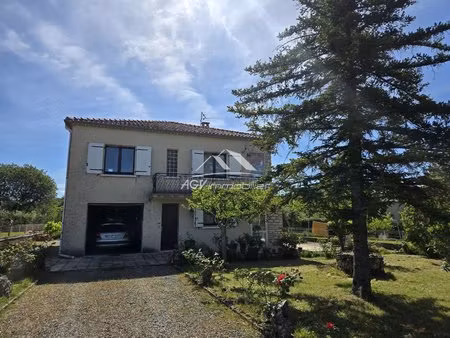 au calme sur 1252 m² de terrain clos 165.m² habitable 2 logement