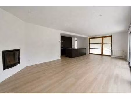 maison de plain-pied avec 3 chambres  bureau et dépendance
