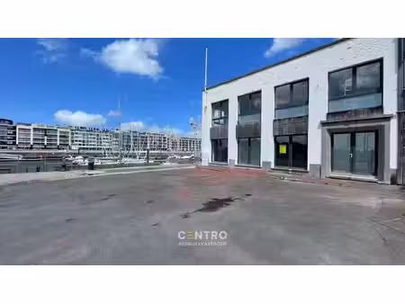 hoekpand te huur met mogelijkheid van een terras aan de j...