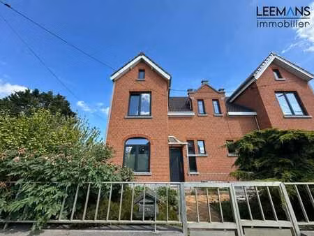 maison 3 façades  3 chambres  avec jardin peb c à soignies