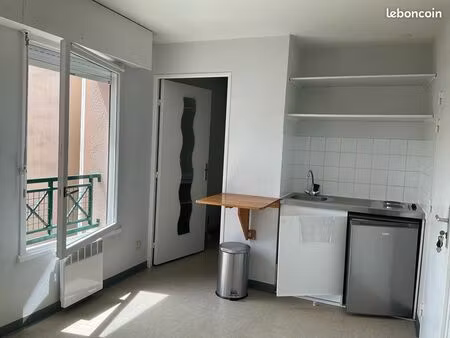 studio non meublé 16 m2 pour étudiants  situé 5 rue charles brunelliére à nantes. face aux