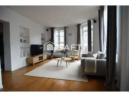 duplex de caractère avec vue sur la tour de l'horloge