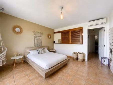 gosier t2 duplex meublé en résidence avec piscine