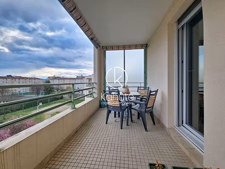 terrasse avec vue au 4éme et dernier étage pour ce bel appartement  garage inclus
