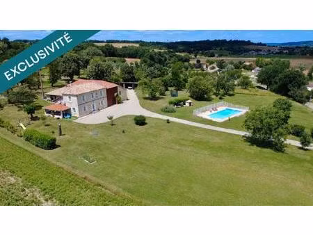 propriété en pierre avec piscine  dépendances et vue sur la vallée de l'arratz