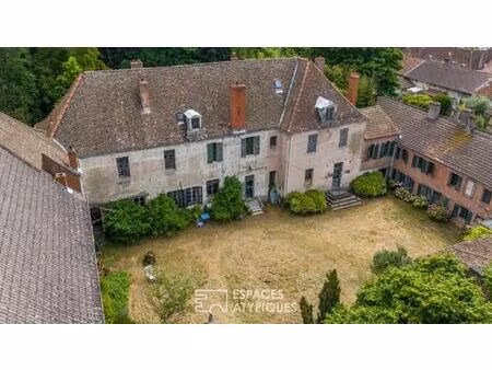 havre de verdure dans un ancien monastère en ville