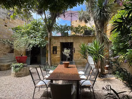 élégante maison bourgeoise avec jardin paysager  piscine et garage