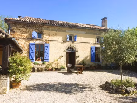 a lauzun très beau domaine composé d’une maison principale (280m2)  4 gites  2 piscines et