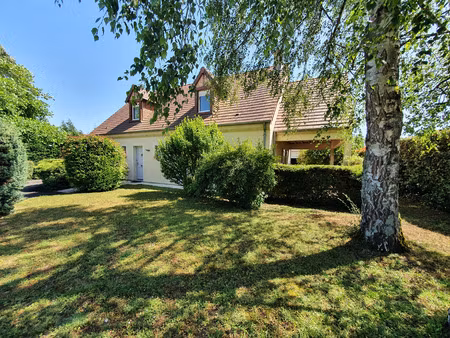 jolie maison traditionnelle avec piscine et bâtiment à usage de garages et vaste atelier.