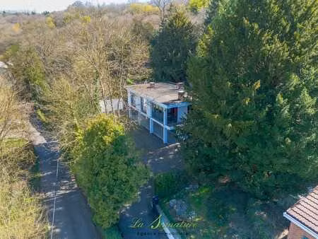 villa 4 façades avec parking à proximité des axes autoroutie