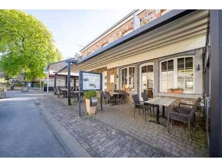 restaurant avec grande terrasse et appartement à redu