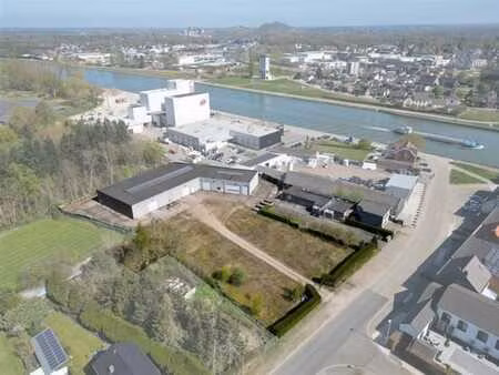 bâtiment industriel polyvalent avec espaces de bureaux dans