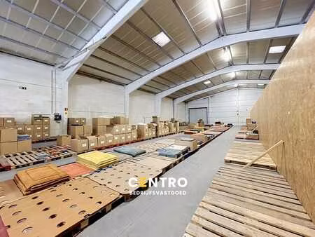 magazijn met parkings en goede laad-en losmogelijkheden v...