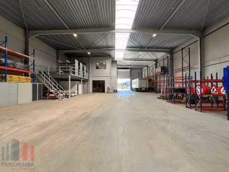 strategisch gelegen bedrijfsgebouw met magazijn en kantoo...
