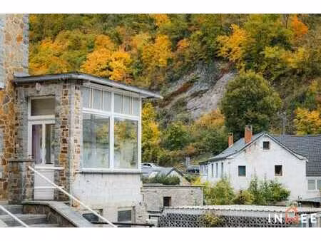 ensemble immobilier composé de 2 maisons + entrepôt !