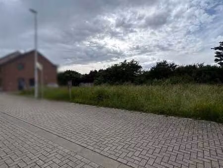 terrain à bâtir dans quartier résidentiel