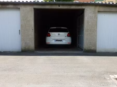 garage fermé 30 m2  gare de laval  dans une cour privée.libre  pas de frais de dossier  so